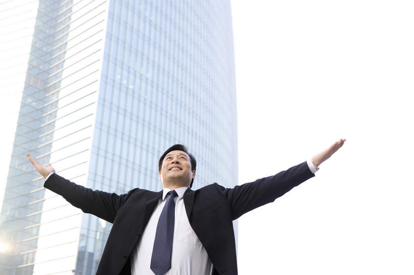 东方人,成年人,中年人,老年人,一个人,商务人士,商务男性,举,笑,微笑,露齿笑,室外,留白,正面,衬衫,商务,快乐,骄傲,成功,信心,城市,建筑,摩天大楼,北京,中国,亚洲,仅一个男性,仅一个人,仅一个中年男性,套装,领带,首都,方向,托,向上看,职业,办公大楼,财富,灵感,享乐,经理,都市风光,决心,商务装,梦想,市区,工薪阶层,渴望,东亚,责任,金融区,老年男性,男人,男性,中年男性,亚洲人,中国人,白领,上班族,举起,举手,举着,向上举,向上伸,向上托,张开手臂,半身,彩图,衬衣,北京CBD,首席执行官,了解