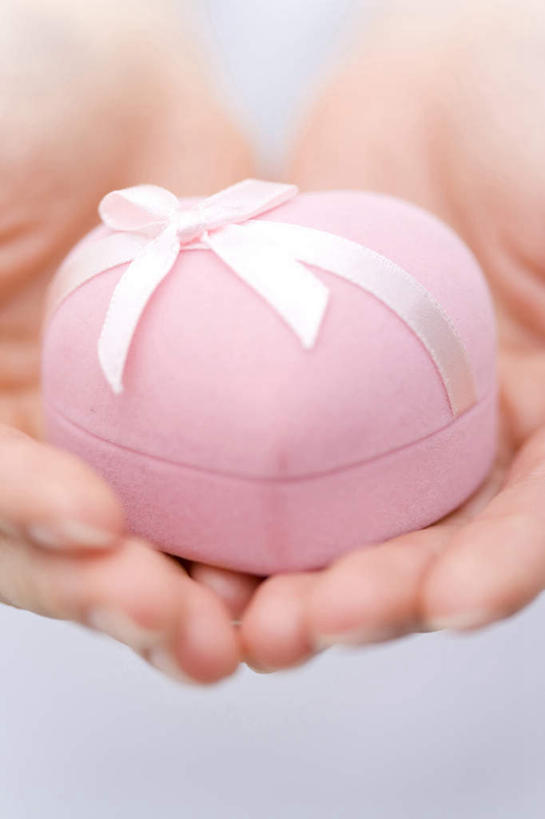 手,特写,礼物,缎带,浪漫,拿着,盒子,惊奇,华贵,心型,捧着,彩图,影棚拍摄,爱,给予