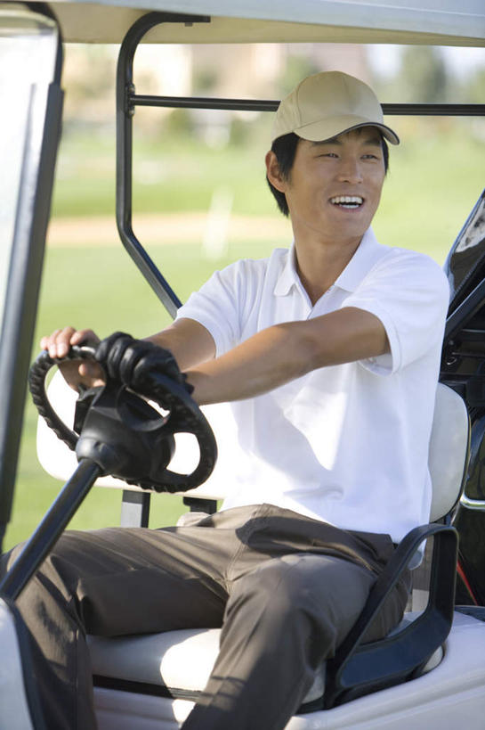 一个人,微笑,室外,白天,正面,幸福,运动,北京,中国,亚洲,仅一个男性,仅一个人,休闲装,高尔夫球场,仅一个年轻男性,放松,乐趣,享乐,驾车,东亚,高尔夫球车,高尔夫球包,高尔夫球运动,男人,男性,年轻男性,中国人,年轻人,休闲活动,半身,彩图,欢乐