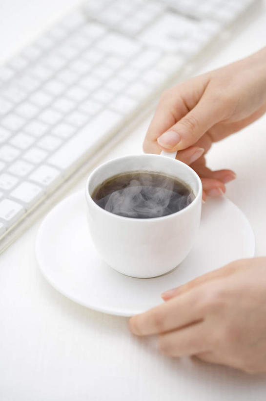 咖啡,手,特写,键盘,咖啡杯,杯,拿着,输入设备,通讯设备,饮食,饮料,放松,早晨,通信设备,热饮,电脑键盘,彩图,影棚拍摄