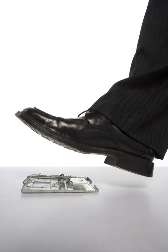 东方人,成年人,一个人,商务人士,商务男性,特写,留白,白色背景,衬衫,商务,鞋子,中国,套装,职业,摄影,影棚,踏步,捕鼠器,惊奇,动作,摄影棚,商务装,问题,工薪阶层,东亚,危险,男人,男性,亚洲人,中国人,年轻人,白领,上班族,步行,彩图,影棚拍摄,衬衣,拍摄