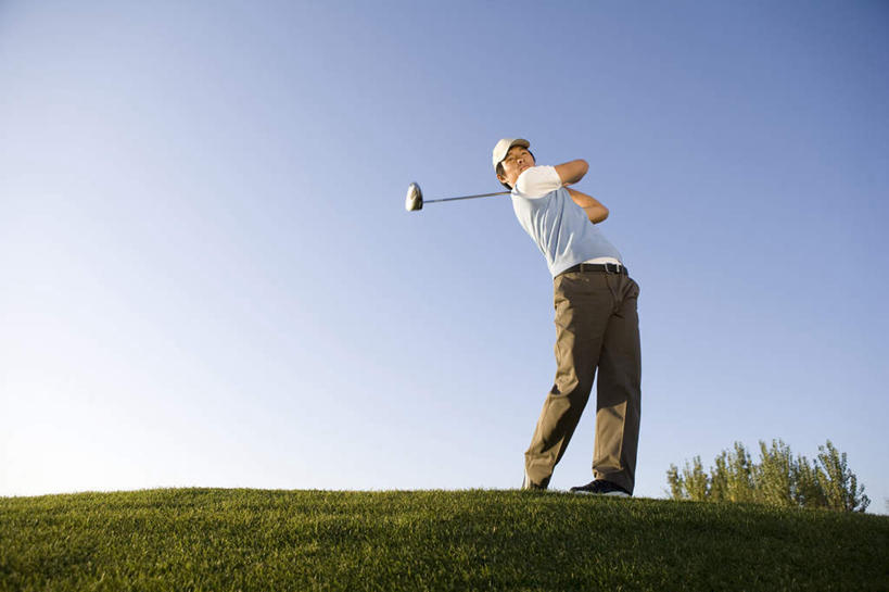 一个人,举,室外,白天,仰视,锻炼,运动,草原,山,北京,中国,亚洲,仅一个男性,仅一个人,挥杆,摇摆,训练,开球,拿着,休闲装,高尔夫球场,草,仅一个年轻男性,托,乐趣,专心,高尔夫球杆,享乐,东亚,高尔夫球运动,男人,男性,年轻男性,中国人,年轻人,休闲活动,举起,举手,举着,向上举,向上伸,向上托,彩图,低角度拍摄,欢乐,高尔夫练习场