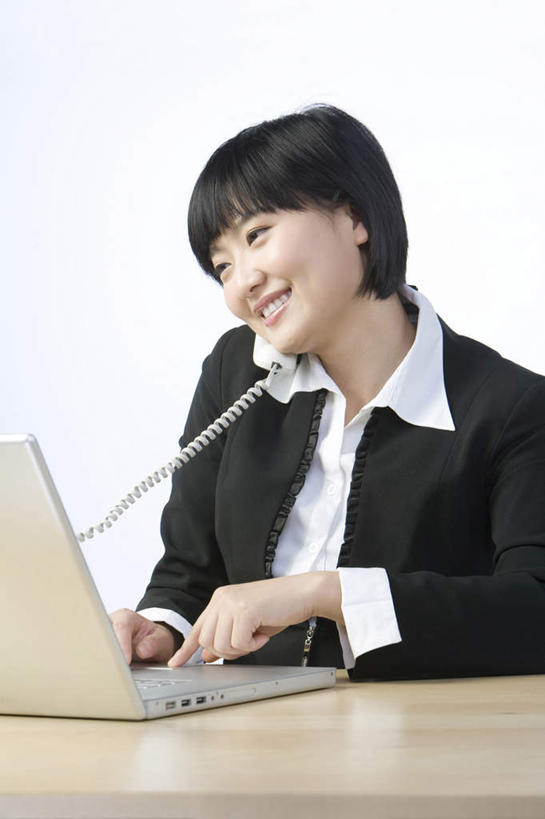 东方人,成年人,一个人,商务人士,秘书,商务女性,办公室,坐,笑,打电话,微笑,露齿笑,室内,正面,商务,快乐,幸福,成功,笔记本电脑,桌子,北京,中国,亚洲,仅一个年轻女性,仅一个女性,仅一个人,敲打,套装,联系,输入,书桌,打字,职业,服务,点击,敲击,便利,享乐,销售,商务装,贩卖,工薪阶层,东亚,按键,计算机,年轻女性,女人,女性,亚洲人,中国人,年轻人,白领,上班族,电话机,半身,彩图,影棚拍摄,办公室职员,了解,操作员,客户服务代表