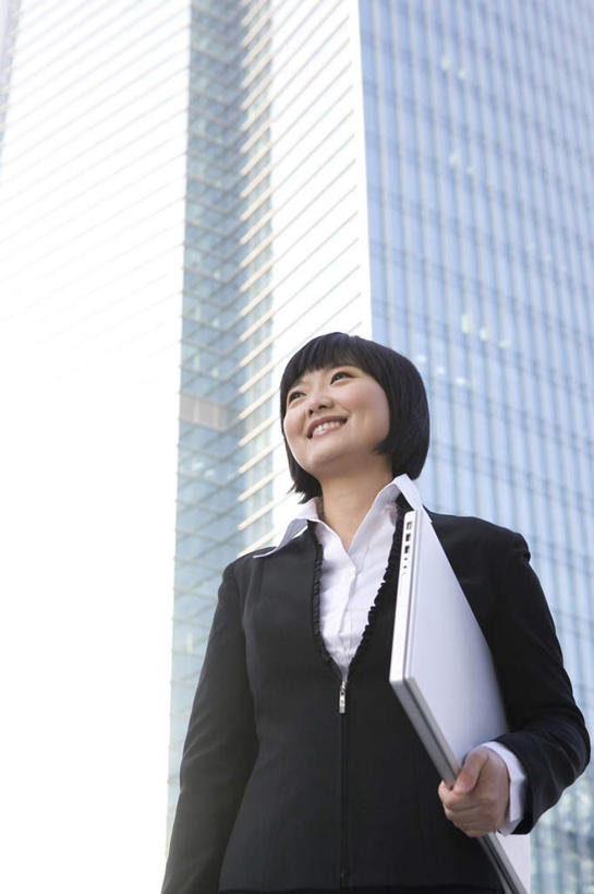 东方人,成年人,一个人,商务人士,商务女性,笑,微笑,露齿笑,室外,留白,正面,仰视,商务,幸福,成功,信心,笔记本电脑,城市,建筑,摩天大楼,北京,中国,亚洲,仅一个年轻女性,仅一个女性,仅一个人,下班,套装,首都,联系,拿着,方向,职业,办公大楼,便利,专心,享乐,都市风光,决心,商务装,市区,工薪阶层,渴望,东亚,无线电技术,金融区,计算机,年轻女性,女人,女性,亚洲人,中国人,年轻人,白领,上班族,半身,彩图,低角度拍摄,北京CBD,办公室职员,了解