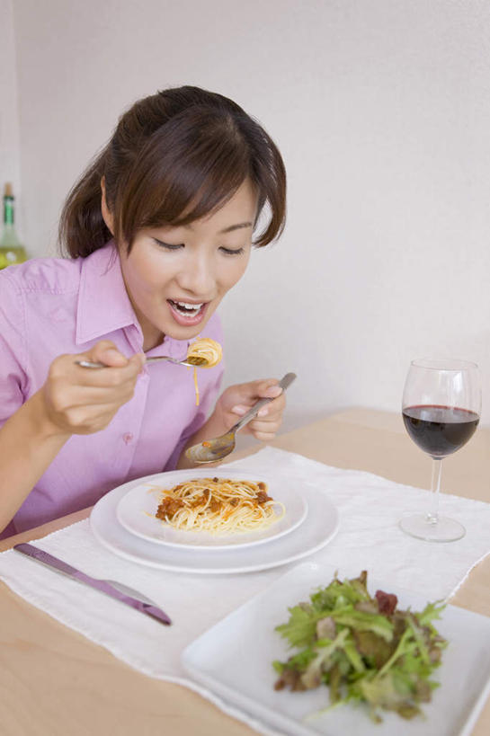 东方人,成年人,一个人,家庭,坐,吃,室内,晚餐,仅一个年轻女性,仅一个女性,仅一个人,休闲,温暖,温馨,一家人,生活方式,和睦,马尾辫,意大利细面条,无忧无虑,年轻女性,女人,女性,亚洲人,年轻人,休闲活动,半身,融洽