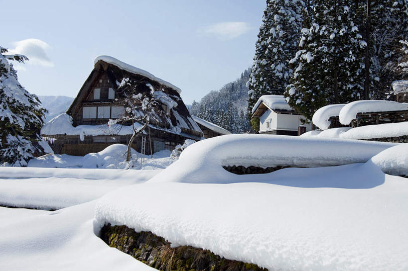 家,白天,美景,雪,建筑,亚洲,房屋,屋顶,屋子,草屋,地形,景观,乡村,冬天,顶棚,住宅,风景,自然,茅草屋,景色,建造,自然风光,彩图,房子,茅舍,茅屋,小屋