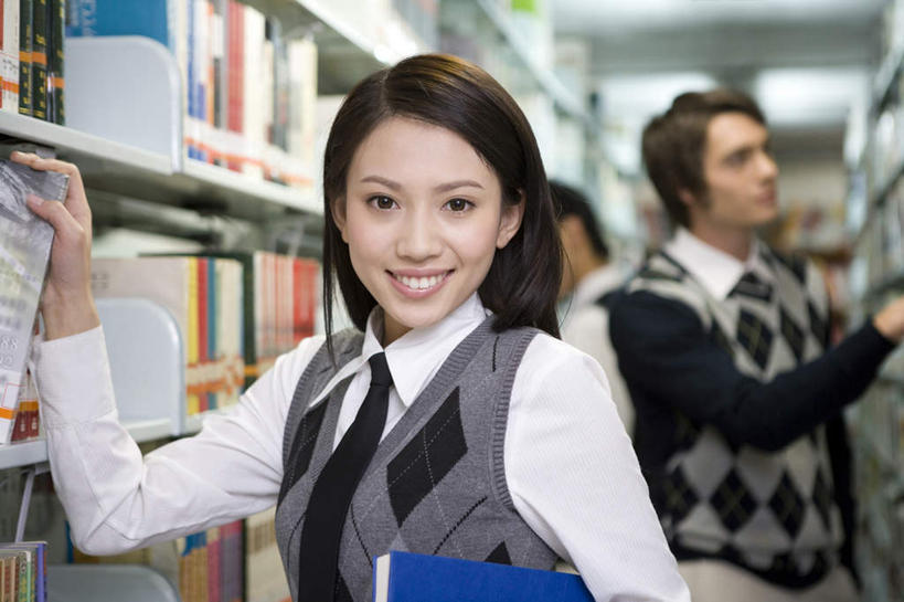 东方人,成年人,三个人,学生,图书馆,微笑,横图,正面,毛衣,制服,快乐,信心,书架,北京,中国,亚洲,学习,教育,拿着,教科书,校服,摄影,知识,东亚,男人,男性,年轻男性,年轻女性,女人,女性,亚洲人,中国人,年轻人,大学生,书,半身,彩图,白色人种