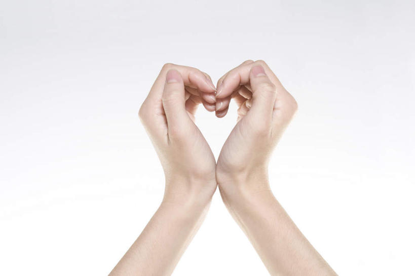 东方人,成年人,手,一个人,横图,白色背景,通讯,北京,中国,亚洲,仅一个年轻女性,仅一个女性,仅一个人,浪漫,手势,概念,高雅,优美,东亚,纯净,完美,年轻女性,女人,女性,亚洲人,中国人,年轻人,心型,影棚拍摄,爱,打手势