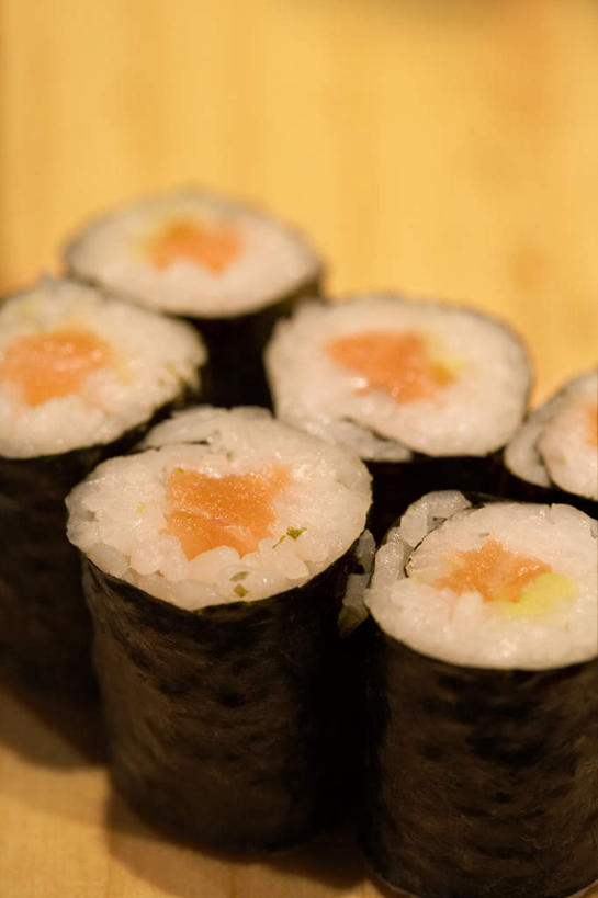 寿司,无人,竖图,室内,特写,北京,中国,亚洲,黄色背景,形状,日本文化,包裹,日本料理,食品,紫菜,米,图像,饮食,摄影,清新,东亚,健康食物,海产,彩图