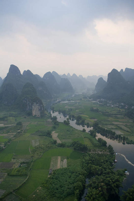 无人,竖图,俯视,室外,白天,旅游,度假,农业,河流,美景,山,山脉,水,桂林,中国,亚洲,地形,景观,水面,田地,喀斯特,娱乐,草,风景,自然,享受,休闲,景色,放松,摄影,宁静,中国文化,自然风光,自然现象,东亚,东亚文化,漓江,广西壮族自治区,自然地理,岩石,彩图,高角度拍摄