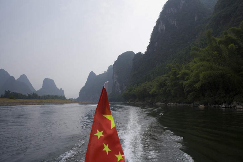 无人,横图,室外,白天,旅游,度假,河流,美景,山,山脉,水,桂林,中国,亚洲,地形,景观,水面,喀斯特,娱乐,风景,自然,黄昏,地标建筑,享受,休闲,景色,放松,摄影,宁静,中国文化,自然风光,自然现象,中国国旗,东亚,东亚文化,漓江,广西壮族自治区,自然地理,彩图,桂林山水