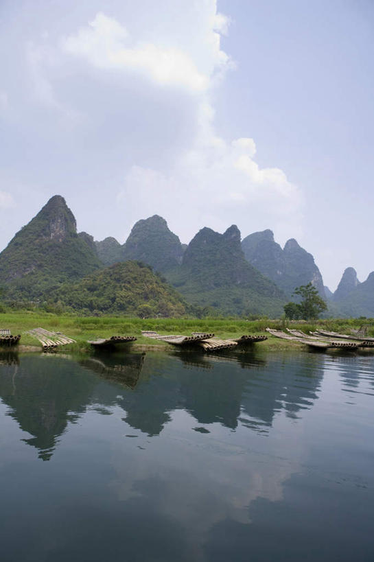 无人,竖图,室外,白天,旅游,度假,河流,美景,山,山脉,水,桂林,中国,亚洲,反射,地形,景观,水面,云,喀斯特,娱乐,树,风景,自然,地标建筑,享受,休闲,景色,放松,摄影,宁静,中国文化,自然风光,自然现象,东亚,东亚文化,漓江,广西壮族自治区,自然地理,彩图,桂林山水