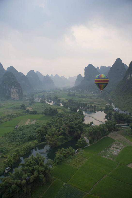 无人,竖图,俯视,室外,白天,旅游,度假,探险,自由,旅途,农业,河流,美景,山,山脉,水,桂林,中国,亚洲,地形,景观,水面,田地,半空,浪漫,喀斯特,娱乐,飞,草,风景,自然,黄昏,热气球,享受,休闲,景色,放松,运输,摄影,宁静,享乐,中国文化,自然风光,自然现象,东亚,东亚文化,漓江,广西壮族自治区,自然地理,冒险,岩石,休闲活动,彩图,高角度拍摄