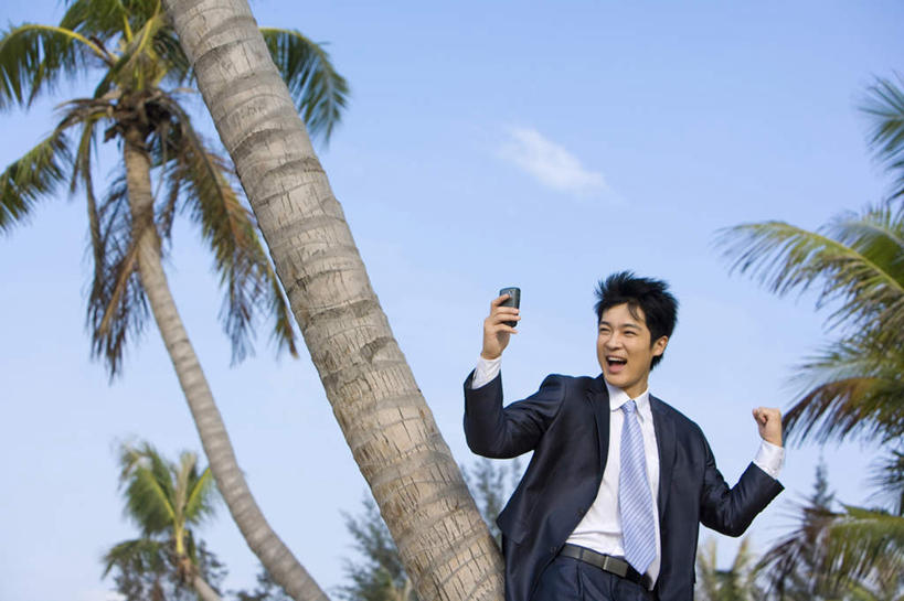 东方人,头发,一个人,商务人士,商务男性,笑,微笑,露齿笑,横图,室外,白天,正面,衬衫,旅游,度假,商务,快乐,满意,通讯,幸福,异乎寻常,成功,信心,美景,棕榈树,手机,三亚,中国,亚洲,仅一个男性,仅一个人,套装,欢呼,庆祝,景观,领带,联系,拿着,娱乐,刺激,仅一个年轻男性,黑色,自然,夏天,享受,休闲,景色,放松,力量,摄影,热带气候,自然风光,肖像,商务装,工薪阶层,东亚,海南岛,无线电技术,男人,男性,年轻男性,亚洲人,中国人,白领,上班族,电话机,海滩,休闲活动,椰子树,半身,彩图,衬衣,旅行,独处,好消息