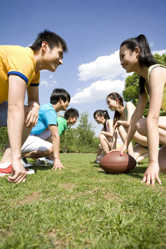 东方人,人群,公园,蹲,笑,微笑,露齿笑,竖图,室外,白天,侧面,旅游,度假,时尚,游戏,快乐,友谊,幸福,运动,团队,美景,北京,中国,亚洲,准备,景观,田地,开球,休闲装,娱乐,球,草,树,绿色,自然,春天,夏天,享受,休闲,面对面,景色,放松,摄影,动作,酷,自然风光,东亚,队员,万里无云,美式足球,男人,男性,年轻男性,年轻女性,女人,女性,亚洲人,中国人,年轻人,休闲活动,彩图