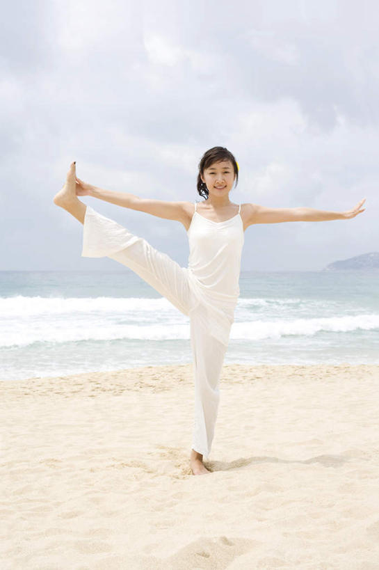 东方人,一个人,笑,微笑,露齿笑,竖图,室外,白天,正面,锻炼,旅游,度假,瑜伽,快乐,运动,海洋,美景,水,三亚,中国,亚洲,仅一个年轻女性,仅一个女性,仅一个人,伸展,沙子,景观,休闲装,娱乐,白色,天空,自然,夏天,享受,休闲,赤脚,景色,安静,放松,活力,平衡,养生,瑜珈,宁静,协调,动作,专心,优美,热带气候,自然风光,弹性,东亚,海南岛,灵性,体育,年轻女性,女人,女性,亚洲人,中国人,年轻人,海滩,休闲活动,张开手臂,健身,旅行,舞王式
