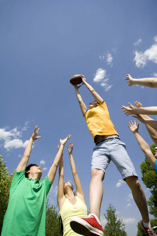 东方人,人群,公园,跳,举,竖图,室外,白天,正面,仰视,旅游,度假,时尚,游戏,兴奋,运动,团队,美景,北京,中国,亚洲,短裤,景观,田地,半空,休闲装,娱乐,刺激,球,草,树,绿色,自然,春天,夏天,托,享受,休闲,景色,放松,活力,摄影,动作,接,酷,自然风光,防守,东亚,队员,万里无云,美式足球,男人,男性,年轻男性,年轻女性,女人,女性,亚洲人,中国人,年轻人,休闲活动,举起,举手,举着,向上举,向上伸,向上托,张开手臂,彩图,低角度拍摄