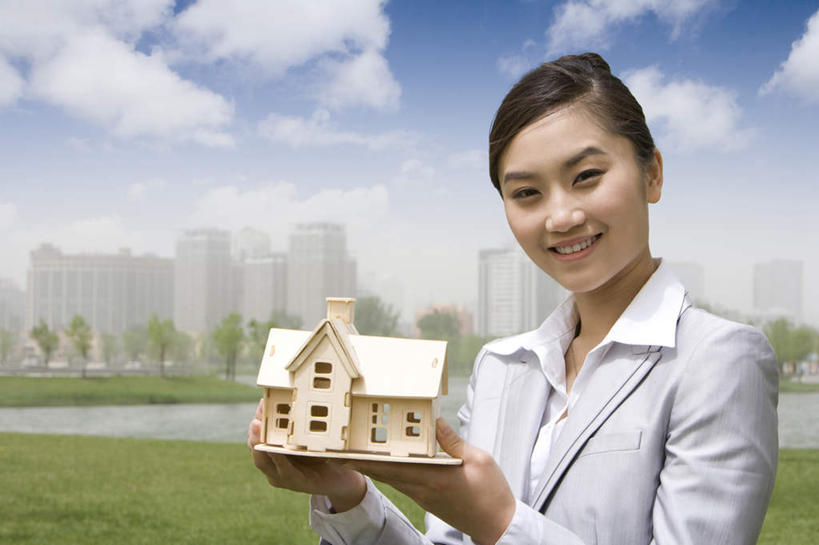 东方人,成年人,一个人,商务人士,商务女性,笑,微笑,露齿笑,横图,室外,白天,正面,快乐,幸福,水,建筑,北京,中国,亚洲,仅一个年轻女性,仅一个女性,仅一个人,套装,拿着,草,绿色,摄影,都市风光,房地产,房地产经纪人,商务装,自然现象,工薪阶层,东亚,发展,建筑模型,年轻女性,女人,女性,亚洲人,中国人,年轻人,白领,上班族,半身,彩图