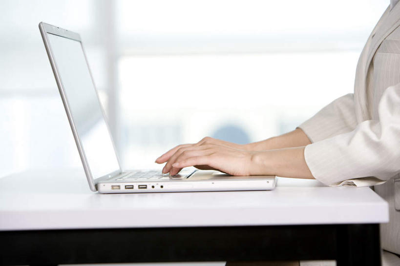 东方人,成年人,手,一个人,商务人士,办公室,横图,特写,商务,笔记本电脑,互联网,技术,北京,中国,亚洲,仅一个年轻女性,仅一个女性,仅一个人,敲打,工作,输入,打字,职业,隔断,摄影,点击,敲击,东亚,无线电技术,按键,计算机,年轻女性,女人,女性,亚洲人,中国人,年轻人,白领,彩图,办公室职员