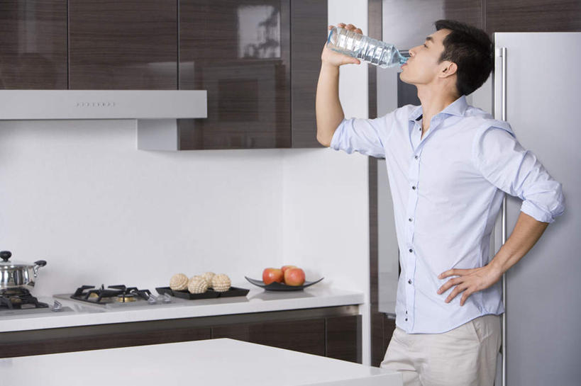 东方人,一个人,家庭,笑,微笑,露齿笑,横图,竖图,室内,白天,侧面,衬衫,快乐,厨房,亚洲,仅一个男性,仅一个人,喝,瓷器,灶台,公寓,食品,饮品,拿着,饮食,食物,饮料,仅一个年轻男性,瓶子,纯净水,叉腰,温暖,温馨,一家人,生活方式,和睦,可口,近景,东亚,健康食物,北京市,适口,男人,男性,年轻男性,亚洲人,中国人,年轻人,闭着眼睛,彩图,灶间,融洽,商用厨房