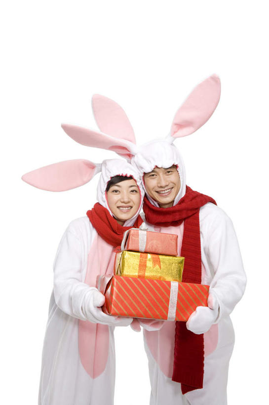 东方人,中年人,两个人,笑,微笑,露齿笑,竖图,白色背景,正面,民族服装,快乐,兴奋,幸福,运气,礼物,北京,中国,春节,亚洲,服装,节日,庆祝,包装,缎带,古典,拿着,文化,传统,十二生肖,刺激,衣服,蝴蝶结,围巾,概念,打结,财富,摄影,服饰,影棚,古装,享乐,中国文化,摄影棚,肖像,东亚,家兔,兔子装,韵味,元旦,异性恋,无忧无虑,男人,男性,年轻女性,女人,女性,中年男性,亚洲人,中国人,年轻人,影棚拍摄,传统服装,民俗服,装扮,欢乐,拍摄,伴侣,传统文化,传统节日