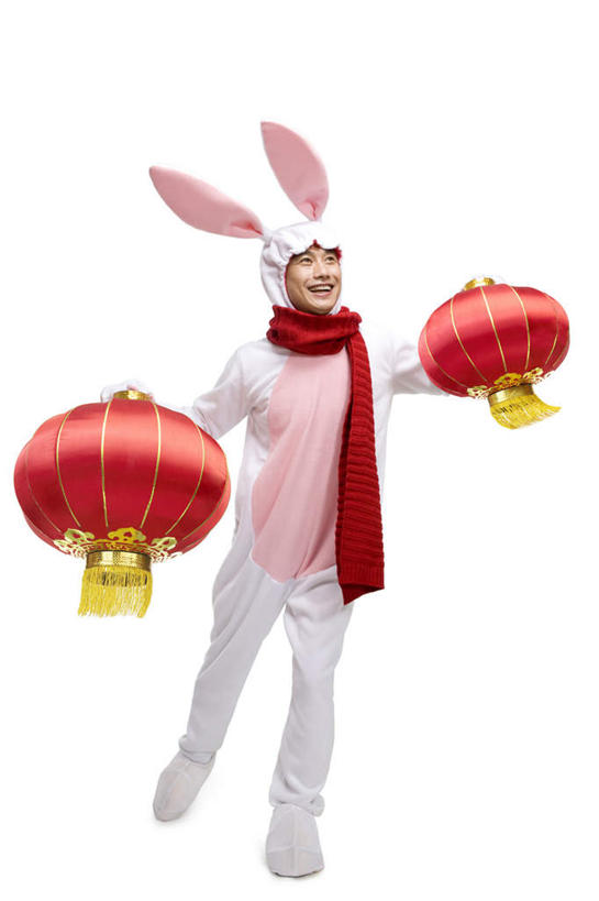 东方人,中年人,一个人,笑,微笑,露齿笑,竖图,白色背景,正面,民族服装,快乐,兴奋,幸福,运气,照明,北京,中国,春节,亚洲,仅一个男性,仅一个人,仅一个中年男性,服装,节日,庆祝,灯笼,纸灯笼,古典,拿着,文化,传统,十二生肖,刺激,衣服,围巾,灯具,向上看,概念,财富,摄影,服饰,影棚,古装,照亮,享乐,照明设备,中国文化,摄影棚,肖像,东亚,家兔,兔子装,韵味,元旦,无忧无虑,男人,男性,中年男性,亚洲人,中国人,张开手臂,影棚拍摄,传统服装,民俗服,装扮,欢乐,拍摄,传统文化,传统节日