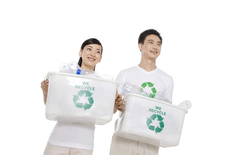 东方人,中年人,两个人,笑,微笑,露齿笑,横图,白色背景,正面,仰视,快乐,幸福,指示牌,北京,中国,亚洲,环保,标志,符号,文字,塑胶,T恤,拿着,休闲装,标识,瓶子,向上看,概念,摄影,影棚,能源,保护,环境,回收,资源,成就,摄影棚,肖像,利用,低碳,东亚,循环,循环利用,环境保护,持续,责任,异性恋,男人,男性,年轻女性,女人,女性,中年男性,亚洲人,中国人,年轻人,半身,低角度拍摄,影棚拍摄,拍摄,伴侣,回收桶