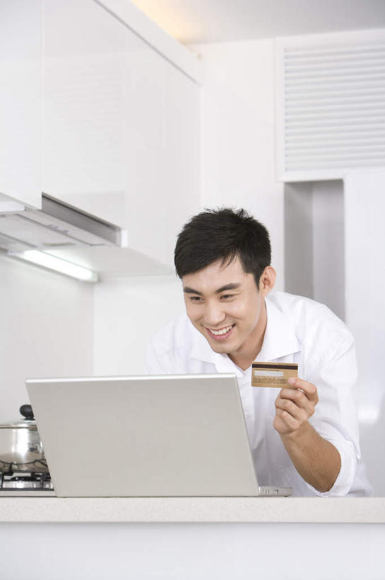 东方人,一个人,家庭,笑,微笑,露齿笑,竖图,室内,白天,正面,衬衫,快乐,通讯,信用卡,消费,笔记本电脑,互联网,技术,中国,亚洲,仅一个男性,仅一个人,敲打,灶台,公寓,输入,仅一个年轻男性,白色,打字,温暖,温馨,一家人,零售,金融,生活方式,点击,敲击,和睦,便利,网上冲浪,东亚,北京市,无线电技术,按键,计算机,男人,男性,年轻男性,亚洲人,中国人,年轻人,电子商务,半身,彩图,融洽