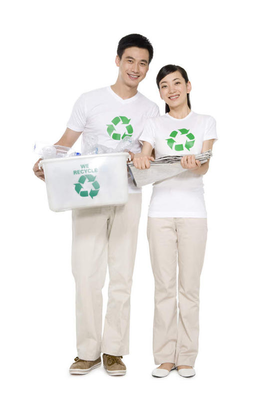 东方人,中年人,两个人,笑,微笑,露齿笑,竖图,白色背景,正面,快乐,幸福,指示牌,报纸,北京,中国,亚洲,堆叠,环保,标志,符号,文字,纸,塑胶,T恤,拿着,休闲装,标识,瓶子,概念,摄影,影棚,能源,保护,环境,回收,资源,摄影棚,肖像,利用,低碳,东亚,循环,循环利用,环境保护,持续,责任,异性恋,男人,男性,年轻女性,女人,女性,中年男性,亚洲人,中国人,年轻人,影棚拍摄,拍摄,伴侣,回收桶