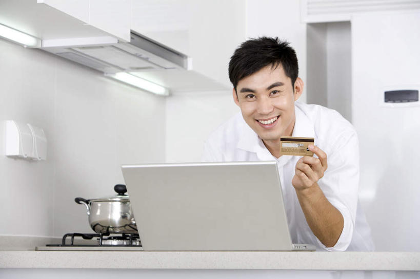 东方人,一个人,家庭,笑,微笑,露齿笑,横图,室内,白天,正面,衬衫,快乐,通讯,信用卡,消费,笔记本电脑,互联网,技术,中国,亚洲,仅一个男性,仅一个人,敲打,灶台,公寓,输入,仅一个年轻男性,白色,打字,温暖,温馨,一家人,零售,金融,生活方式,点击,敲击,和睦,便利,网上冲浪,东亚,北京市,无线电技术,按键,计算机,男人,男性,年轻男性,亚洲人,中国人,年轻人,电子商务,半身,彩图,融洽