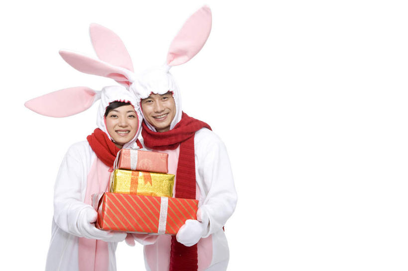 东方人,中年人,两个人,笑,微笑,露齿笑,横图,留白,白色背景,正面,民族服装,快乐,兴奋,幸福,运气,礼物,北京,中国,春节,亚洲,服装,节日,庆祝,包装,缎带,古典,拿着,文化,传统,十二生肖,刺激,衣服,蝴蝶结,围巾,概念,打结,财富,摄影,服饰,影棚,古装,享乐,中国文化,摄影棚,肖像,东亚,家兔,兔子装,韵味,元旦,异性恋,无忧无虑,男人,男性,年轻女性,女人,女性,中年男性,亚洲人,中国人,年轻人,半身,影棚拍摄,传统服装,民俗服,装扮,欢乐,拍摄,伴侣,传统文化,传统节日