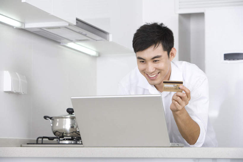 东方人,一个人,家庭,笑,微笑,露齿笑,横图,室内,白天,正面,衬衫,快乐,通讯,信用卡,消费,笔记本电脑,互联网,技术,亚洲,仅一个男性,仅一个人,敲打,瓷器,灶台,公寓,输入,仅一个年轻男性,白色,打字,温暖,温馨,一家人,金融,生活方式,点击,敲击,和睦,便利,网上冲浪,东亚,北京市,无线电技术,按键,计算机,男人,男性,年轻男性,亚洲人,中国人,年轻人,电子商务,半身,彩图,融洽