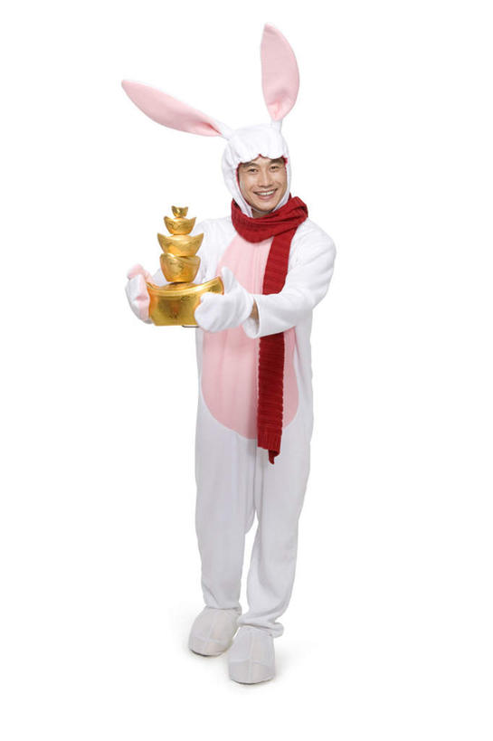 东方人,中年人,一个人,笑,微笑,露齿笑,竖图,白色背景,正面,民族服装,快乐,兴奋,幸福,运气,礼物,北京,中国,春节,亚洲,仅一个男性,仅一个人,仅一个中年男性,服装,节日,庆祝,金属,古典,拿着,文化,传统,十二生肖,黄金,刺激,衣服,围巾,概念,财富,金条,摄影,服饰,影棚,古装,享乐,中国文化,摄影棚,肖像,东亚,家兔,兔子装,韵味,繁荣,元旦,无忧无虑,男人,男性,中年男性,亚洲人,中国人,影棚拍摄,传统服装,民俗服,装扮,欢乐,拍摄,元宝,传统文化,传统节日