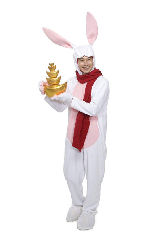 东方人,中年人,一个人,笑,微笑,露齿笑,竖图,白色背景,正面,民族服装,快乐,兴奋,幸福,运气,礼物,北京,中国,春节,亚洲,仅一个男性,仅一个人,仅一个中年男性,服装,节日,庆祝,金属,古典,拿着,文化,传统,十二生肖,黄金,刺激,衣服,围巾,概念,财富,摄影,服饰,影棚,古装,享乐,中国文化,摄影棚,肖像,东亚,家兔,兔子装,韵味,繁荣,元旦,无忧无虑,男人,男性,中年男性,亚洲人,中国人,影棚拍摄,传统服装,民俗服,装扮,欢乐,拍摄,元宝,传统文化,传统节日