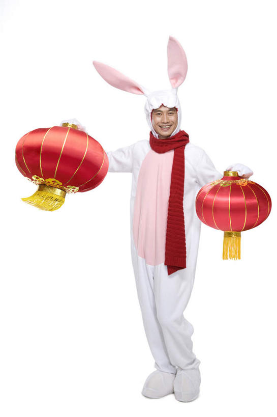 东方人,中年人,一个人,笑,微笑,露齿笑,竖图,白色背景,正面,民族服装,快乐,兴奋,幸福,运气,照明,北京,中国,春节,亚洲,仅一个男性,仅一个人,仅一个中年男性,服装,节日,庆祝,灯笼,纸灯笼,古典,拿着,文化,传统,十二生肖,刺激,衣服,围巾,灯具,概念,财富,摄影,服饰,影棚,古装,照亮,享乐,照明设备,中国文化,摄影棚,肖像,东亚,家兔,兔子装,韵味,元旦,无忧无虑,男人,男性,中年男性,亚洲人,中国人,影棚拍摄,传统服装,民俗服,装扮,欢乐,拍摄,传统文化,传统节日