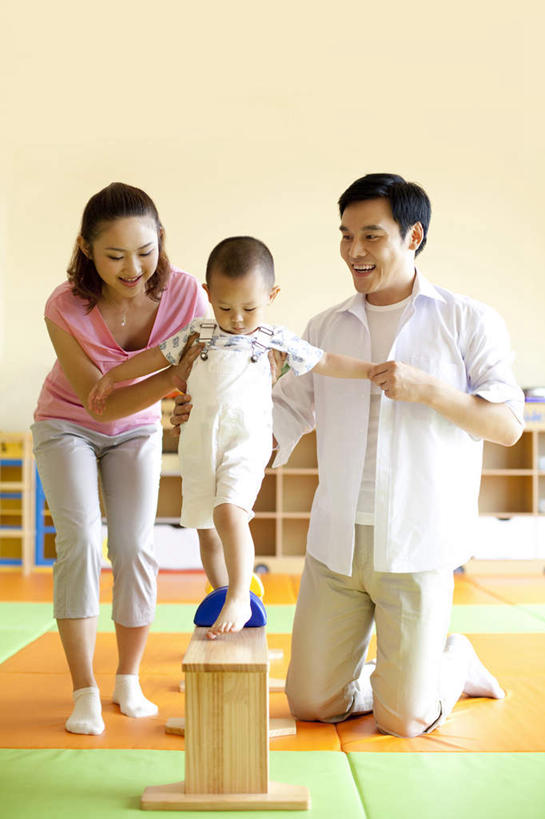 东方人,儿童,中年人,三个人,家庭,父母,母亲,父亲,儿子,导游,笑,微笑,露齿笑,竖图,室内,正面,衬衫,快乐,纯洁,玩具,中国,亚洲,连接,毯子,教育,休闲装,刺激,小孩,瑜伽垫,垫子,社区,教,温暖,温馨,一家人,赤脚,可爱,童年,童趣,幼儿园,横梁,生长,协助,和睦,专心,知识,享乐,愉悦,关爱,瑜伽毯,童真,东亚,烂漫,无邪,发展,北京市,横杆,天真,男孩,男性,年轻女性,女性,中年男性,亚洲人,中国人,孩子,年轻人,步行,跪着,手牵手,张开手臂,彩图,爱,欢乐,融洽,安全气垫