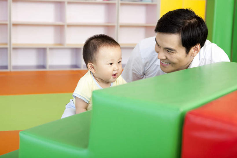 东方人,婴儿,儿童,中年人,脸,头,脸颊,两个人,家庭,父母,父亲,儿子,导游,笑,微笑,露齿笑,横图,室内,侧面,快乐,纯洁,玩具,中国,亚洲,连接,毯子,教育,休闲装,刺激,肩膀,小孩,瑜伽垫,垫子,社区,教,温暖,温馨,一家人,可爱,童年,童趣,幼儿园,活泼,生长,和睦,知识,享乐,愉悦,关爱,宝宝,瑜伽毯,童真,东亚,纯真,烂漫,无邪,发展,北京市,伶俐,天真,男性,中年男性,亚洲人,中国人,孩子,头部,脸部,脸蛋,面部,彩图,爱,欢乐,融洽,好奇心,安全气垫