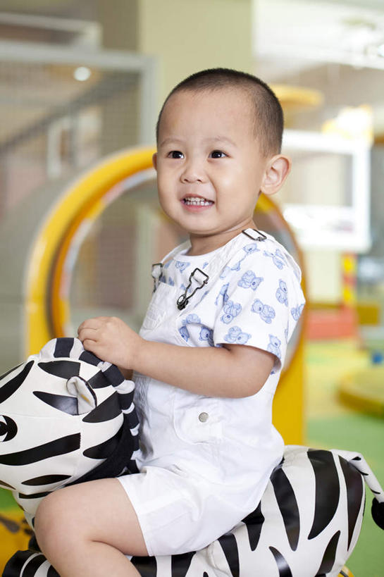 东方人,儿童,一个人,坐,笑,微笑,露齿笑,竖图,室内,特写,侧面,工作服,快乐,纯洁,玩具,中国,亚洲,仅一个男性,仅一个人,教育,休闲装,刺激,小孩,骑,教,仅一个小孩,可爱,童年,童趣,幼儿园,知识,享乐,愉悦,近景,童真,东亚,烂漫,无邪,北京市,天真,男孩,男人,男性,亚洲人,中国人,孩子,彩图,欢乐,男生