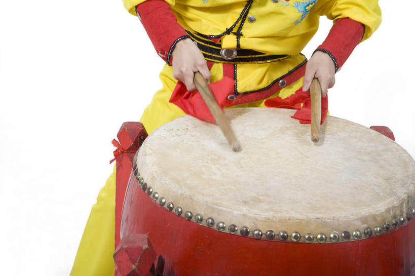 一个人,横图,特写,白色背景,正面,中国,亚洲,朦胧,模糊,鼓,乐器,音乐,表演者,传统,红色,躯干,击打,中国文化,鼓槌,东亚,男人,男性,亚洲人,中国人,彩图,影棚拍摄,传统服装,大鼓,传统文化