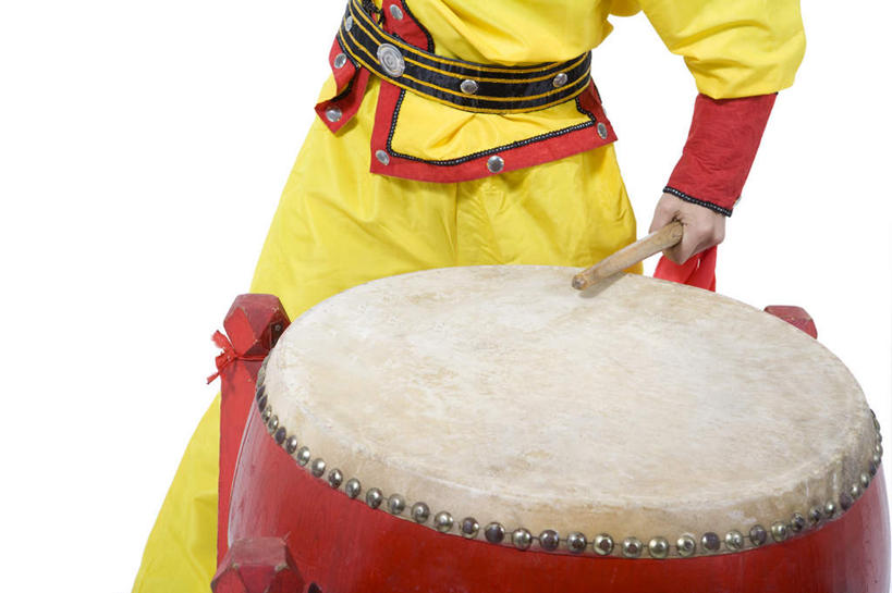 一个人,横图,特写,白色背景,正面,中国,亚洲,朦胧,模糊,鼓,乐器,音乐,表演者,传统,红色,躯干,击打,中国文化,鼓槌,东亚,男人,男性,亚洲人,中国人,彩图,影棚拍摄,传统服装,大鼓,传统文化