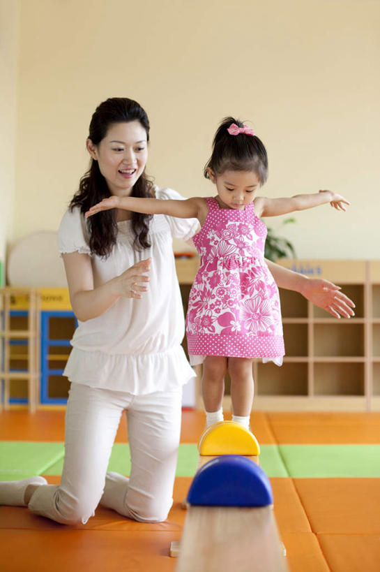 东方人,儿童,中年人,两个人,家庭,父母,母亲,女儿,导游,笑,微笑,露齿笑,竖图,室内,正面,纯洁,玩具,中国,亚洲,连接,毯子,教育,休闲装,小孩,瑜伽垫,垫子,社区,教,温暖,温馨,一家人,可爱,童年,童趣,幼儿园,横梁,生长,协助,和睦,专心,知识,享乐,愉悦,关爱,瑜伽毯,童真,东亚,烂漫,无邪,发展,北京市,横杆,天真,女孩,女性,中年女性,亚洲人,中国人,孩子,步行,跪着,张开手臂,彩图,爱,欢乐,融洽,安全气垫