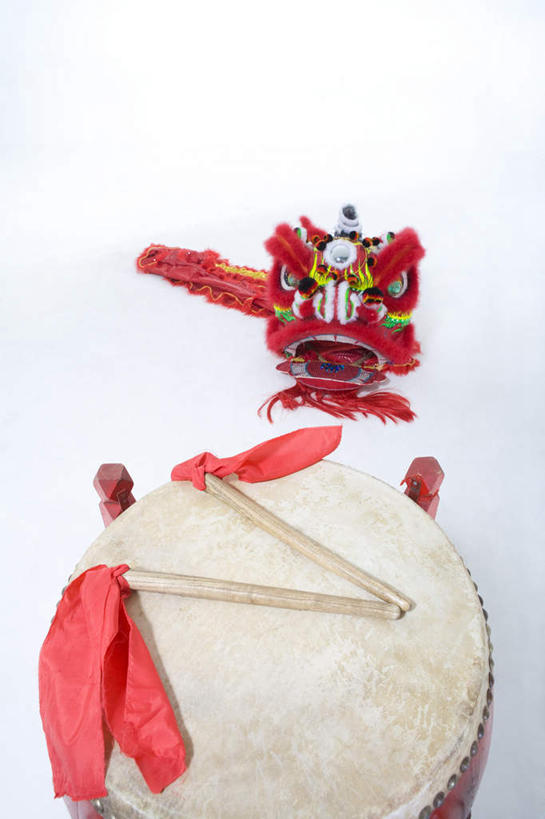 无人,竖图,留白,白色背景,狮子,中国,亚洲,鼓,乐器,音乐,传统,两个,红色,中国文化,亚洲狮,演出服,鼓槌,东亚,东亚文化,彩图,影棚拍摄,大鼓,传统文化