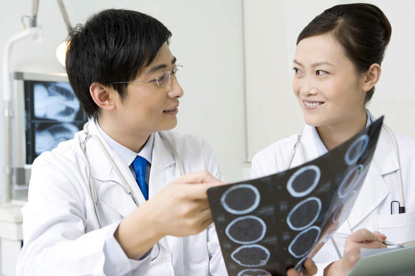 东方人,成年人,脸,头,脸颊,两个人,医生,医院,横图,白天,正面,工作服,讨论,通讯,合作,团队,昆明,亚洲,研究,科学,瓷器,肩膀,听诊器,教,职业,面对面,支撑,专心,出示,合伙,东亚,实验服,男人,男性,年轻男性,年轻女性,女人,女性,亚洲人,中国人,年轻人,头部,脸部,脸蛋,面部,技术员,彩图