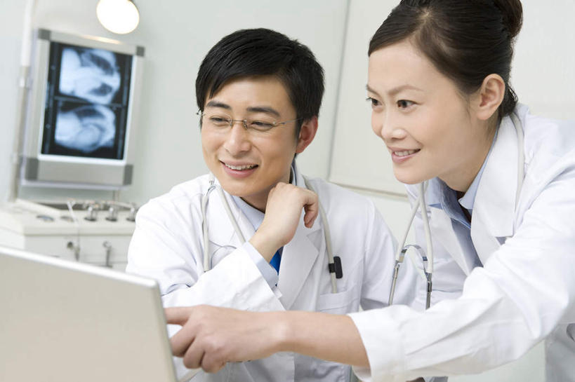 东方人,成年人,脸,头,脸颊,两个人,医生,医院,笑,微笑,露齿笑,横图,白天,正面,工作服,讨论,快乐,通讯,合作,团队,笔记本电脑,昆明,中国,亚洲,敲打,研究,科学,输入,肩膀,听诊器,打字,教,职业,灯箱,点击,支撑,敲击,专心,瞄准,出示,合伙,东亚,实验服,按键,计算机,男人,男性,年轻男性,年轻女性,女人,女性,亚洲人,中国人,年轻人,头部,脸部,脸蛋,面部,技术员,彩图