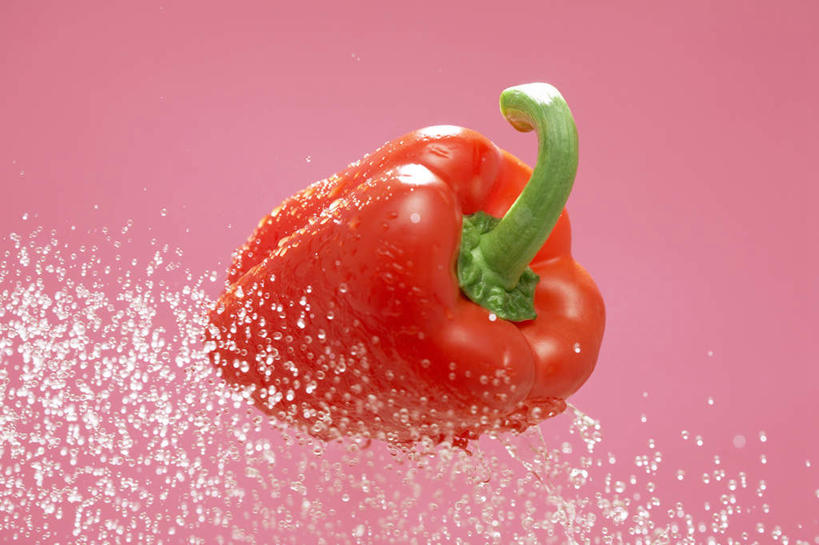 无人,横图,室内,水,辣椒,粉色背景,溅,食品,茎,半空,饮食,一个,红色,摄影,单个,动作,清新,彩椒,健康食物,纯净,辣角,红海椒,大椒,辣虎,广椒,甜椒,柿子椒,辣子,海椒,番椒,灯笼椒,洗涤,彩图,影棚拍摄