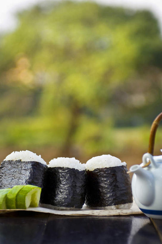 寿司,无人,竖图,室外,白天,留白,黄瓜,静物,日本文化,包装,白米,生食,日本料理,食品,米,饮食,三个,茶壶,摄影,简单,膳食,清新,健康食物,纯净,彩图