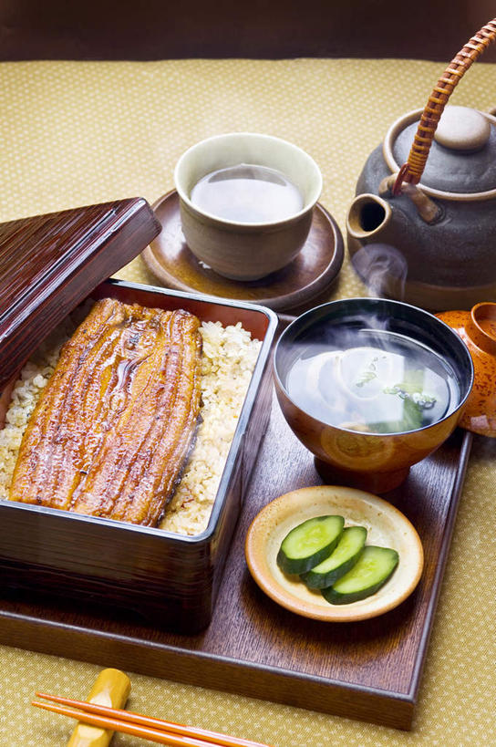 鳗鱼,无人,竖图,俯视,室内,筷子,黄瓜,静物,许多,日本文化,木制,蒸汽,盖子,汤,日本料理,食品,米,很多,饮食,盒子,桌布,盘子,茶壶,碗,摄影,简单,膳食,清新,主菜,东亚文化,健康食物,纯净,咸水鳗,茶杯,彩图,高角度拍摄