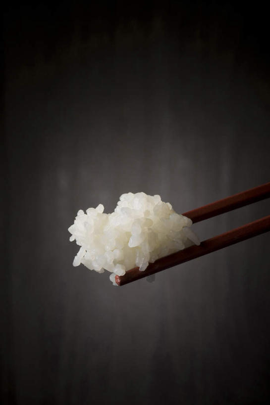 无人,竖图,室内,留白,筷子,静物,黑色背景,白米,谷物,日本料理,食品,米,拿着,饮食,两个,摄影,简单,清新,健康食物,纯净,彩图,影棚拍摄