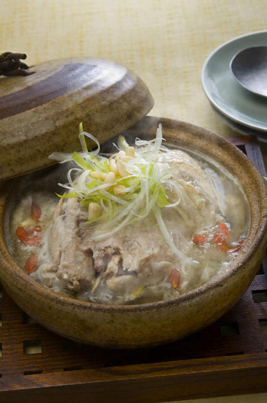 无人,竖图,俯视,室内,留白,静物,餐具,木制,炖锅,盖子,汤,食品,饮食,盘子,汤匙,摄影,碎纸,膳食,清新,主菜,东亚文化,健康食物,彩图,高角度拍摄,装饰菜