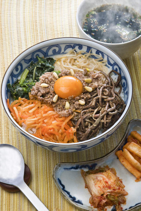 拌饭,无人,竖图,俯视,室内,菠菜,胡萝卜,静物,许多,蒸汽,豆芽,蛋黄,鸡蛋,汤,牛肉,食品,米,很多,主食,饮食,桌布,盘子,汤匙,碗,甘蓝,摄影,碎纸,清新,健康食物,韩国泡菜,彩图,高角度拍摄